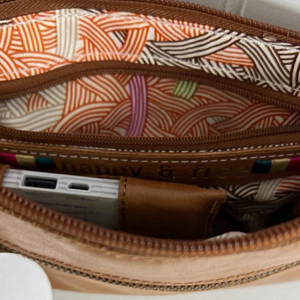 The SAK charging wristlet Sanibel NWT - Picture 7 of 15